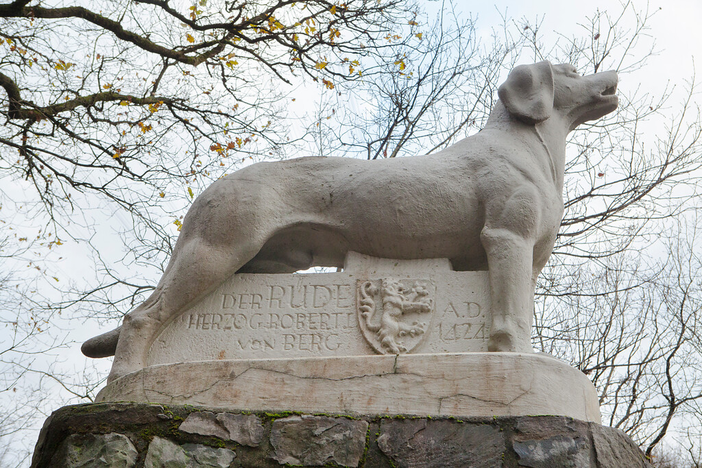 Nahaufnahme des Hundedenkmals Rüdenstein (2015)