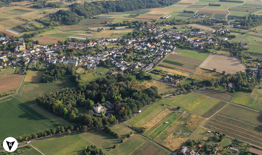 Luftbildaufnahme von Bornheim-Brenig mit Haus Rankenberg mit Nordpfeil (2018)