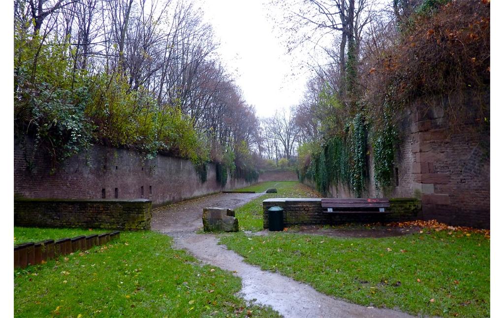 Die ehemalige Grabenanlage des Fort X in Köln (2014)
