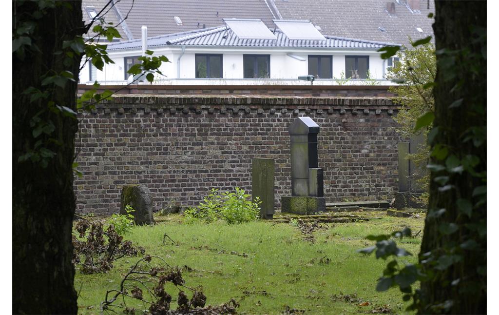 Grabsteine auf dem jüngeren Jüdischen Friedhof in der Mansfeldstraße in Düsseldorf-Gerresheim (2014), einige Sturmschäden vom Juni 2014 sind noch zu erkennen.