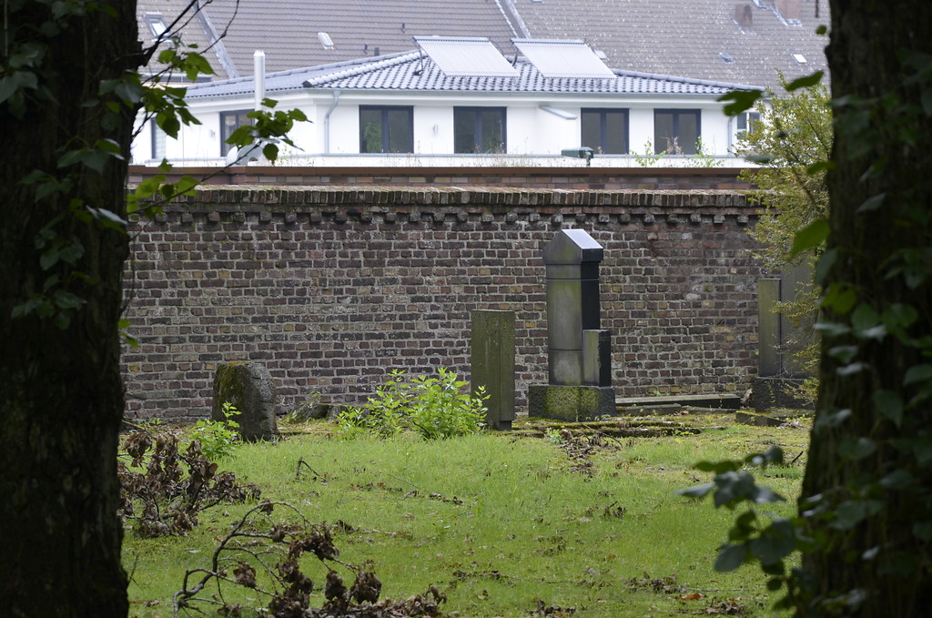 Grabsteine auf dem jüngeren Jüdischen Friedhof in der Mansfeldstraße in Düsseldorf-Gerresheim (2014), einige Sturmschäden vom Juni 2014 sind noch zu erkennen.