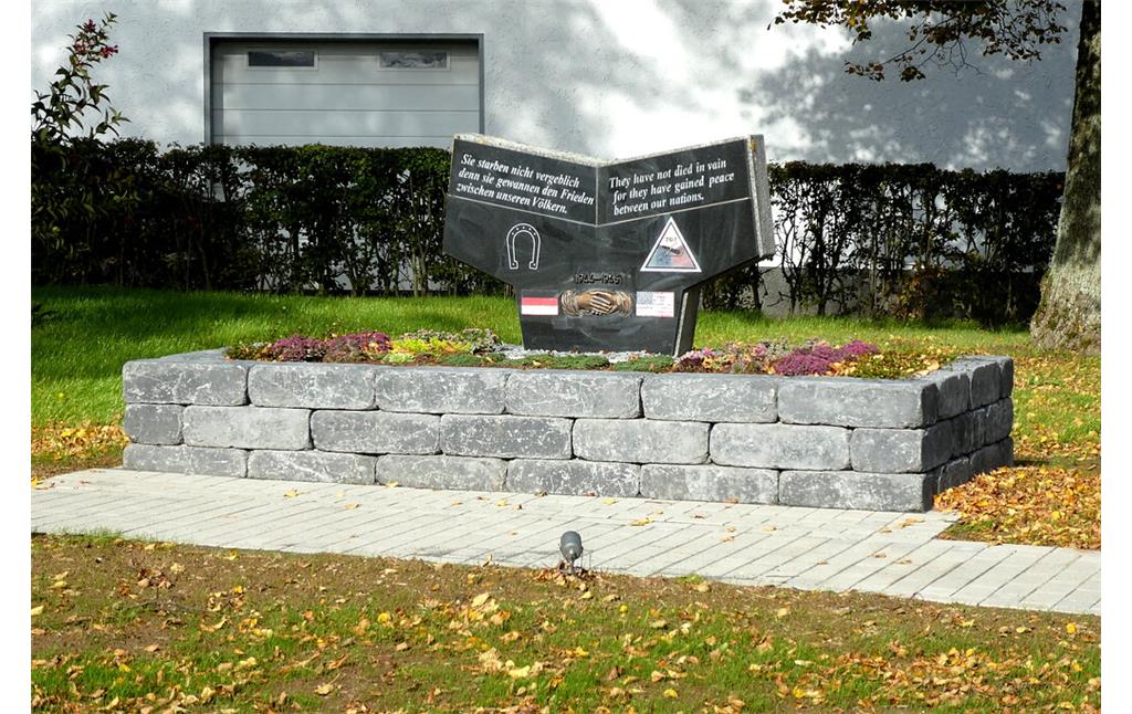 Bild 3: Die Position des Gedenksteins in Nideggen-Schmidt nach Umgestaltung der Parkanlage 2018/2019 (Aufnahme vom 12.10.2019)