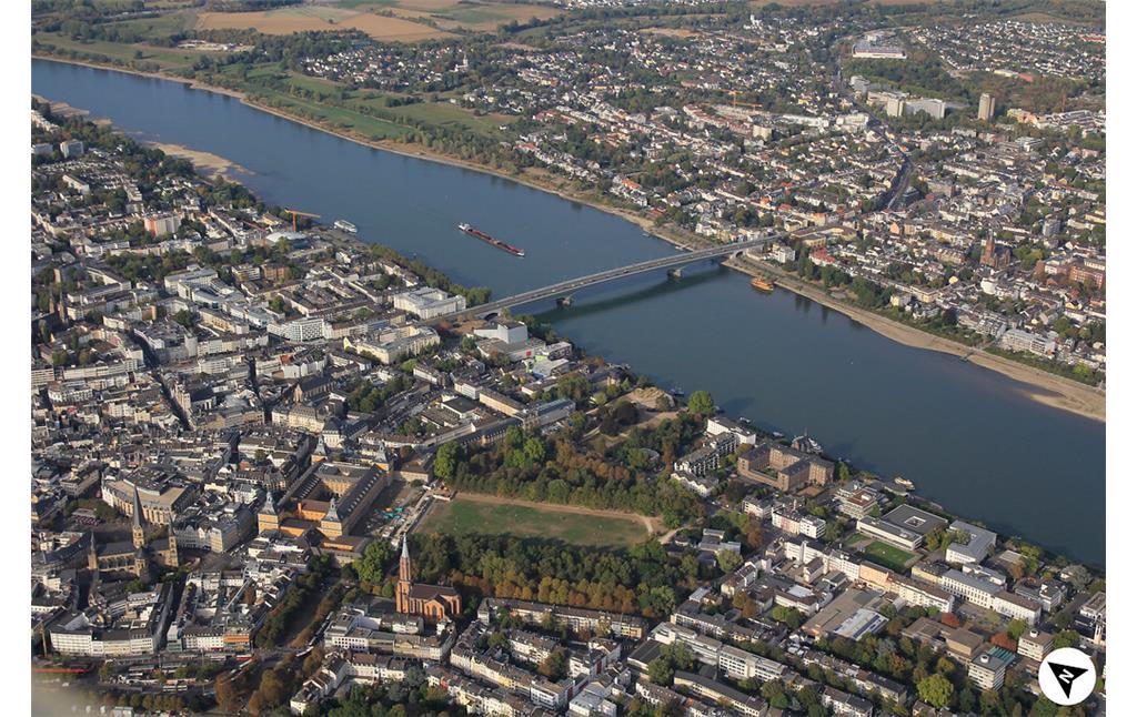 Luftbildaufnahme der Stadt Bonn mit Nordpfeil (2018)