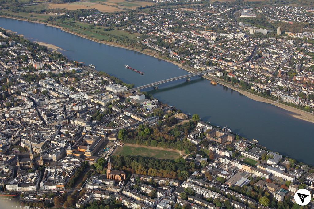 Luftbildaufnahme der Stadt Bonn mit Nordpfeil (2018)
