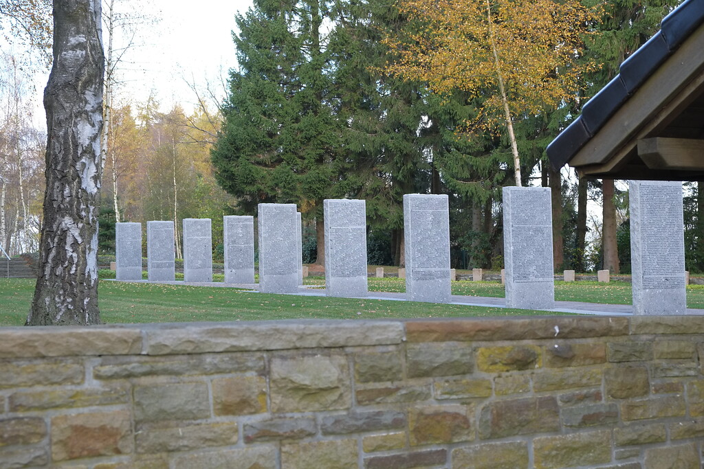 Bild 13: Im Oktober 2015 wurden zehn Stelen aus Granit entlang des Weges zwischen den Gemeinschaftsgrabflächen auf der Gräberstätte Rurberg errichtet. Verzeichnet sind darauf Namen und Daten von 2.485 toten sowjetischen Zwangsarbeitern und Zwangsarbeiterinnen (2015).