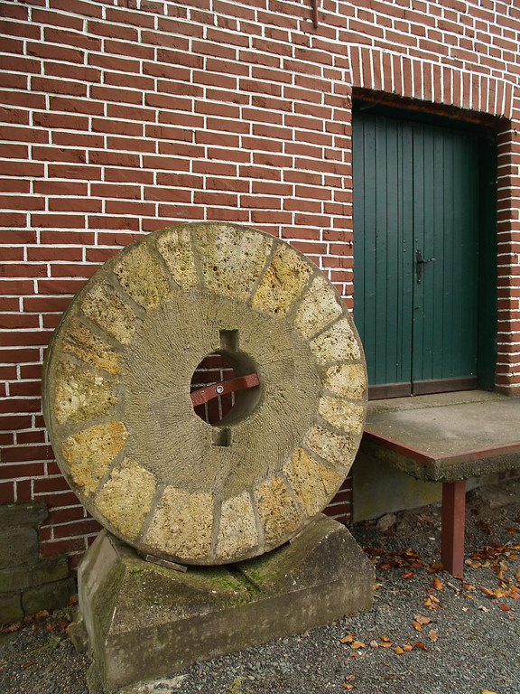 Mühlstein vor der Bruchhauser Mühle