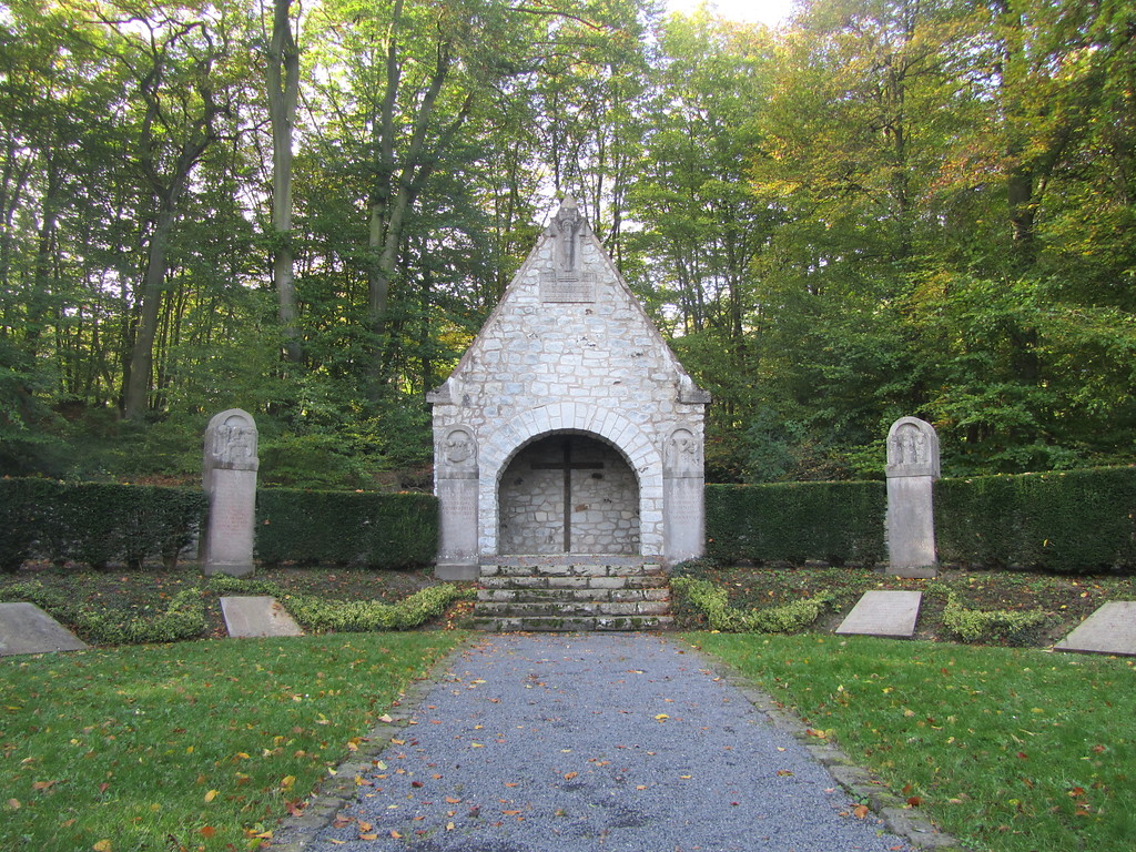 Kapelle und Kreuzwegstationen im Wachtberg-Denkmal bei Berkum (2014)