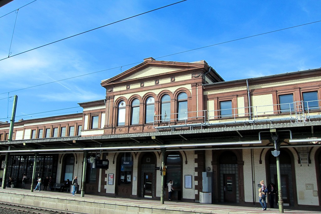 Empfangsgebäude von 1874 des Bahnhofs Düren (2014).