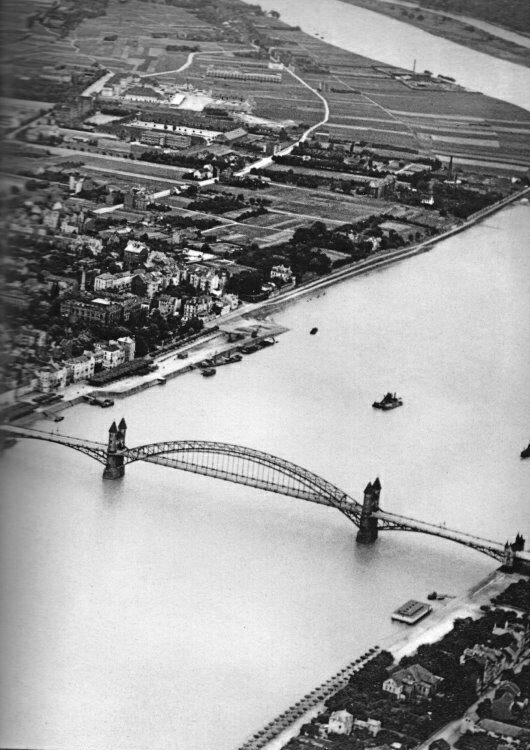 Auf das Jahr 1900 datierte Luftaufnahme des Rheins bei Bonn mit der 1898 eingeweihten Alten Bonner Rheinbrücke. Blick nach Süden auf die Beueler Seite (links im Bild).