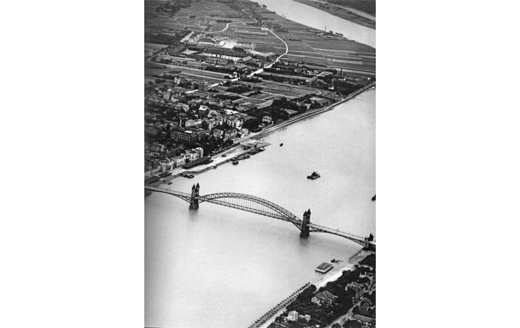 Auf das Jahr 1900 datierte Luftaufnahme des Rheins bei Bonn mit der 1898 eingeweihten Alten Bonner Rheinbrücke. Blick nach Süden auf die Beueler Seite (links im Bild).