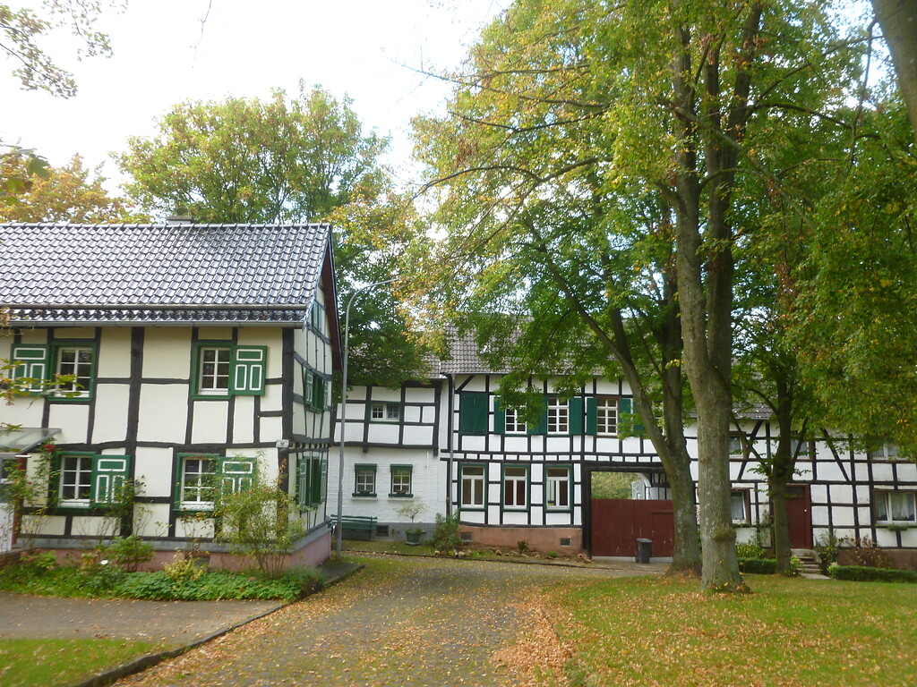 Ensemble gepflegter historischer Fachwerkhäuser an einer Grünfläche in Glehn (2014)