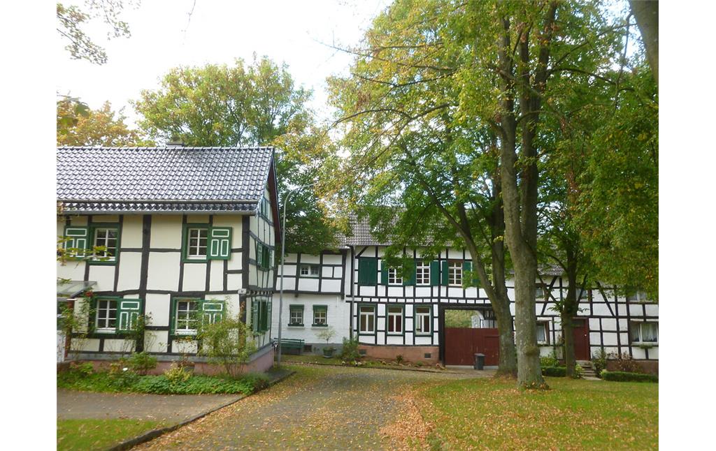 Ensemble gepflegter historischer Fachwerkhäuser an einer Grünfläche in Glehn (2014)