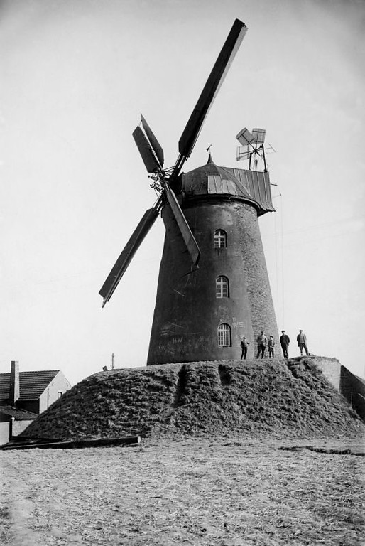 Stommelner Windmühle nach ihrem Umbau 1937 mit Flügeln aus Metall