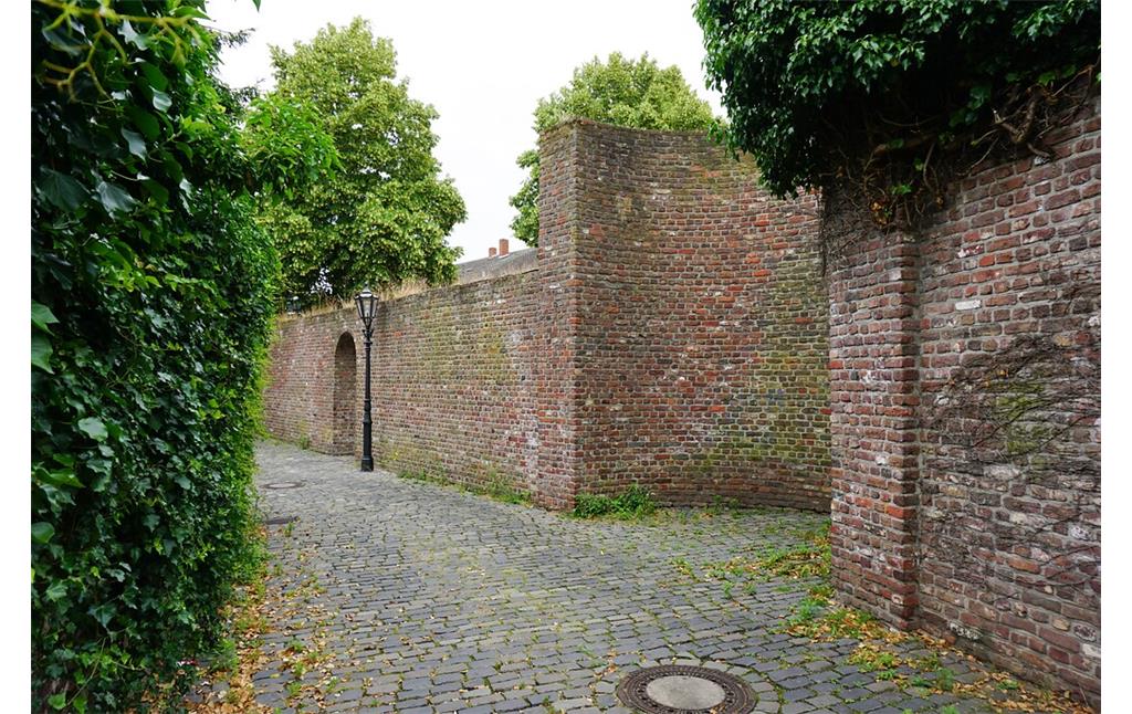 Viersen-Dülken, historischer Ortskern (2021); Ostwall, Abschnitt der Stadtmauer mit halbrundem Zwischenturm