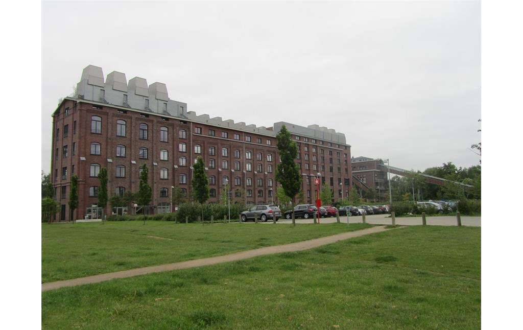 Das aus Backstein und Stahlfachwerk errichtete Pressen- und Trockenhaus der Brikettfabrik Carl in Frechen wird heute zu Wohnzwecken genutzt (2014).