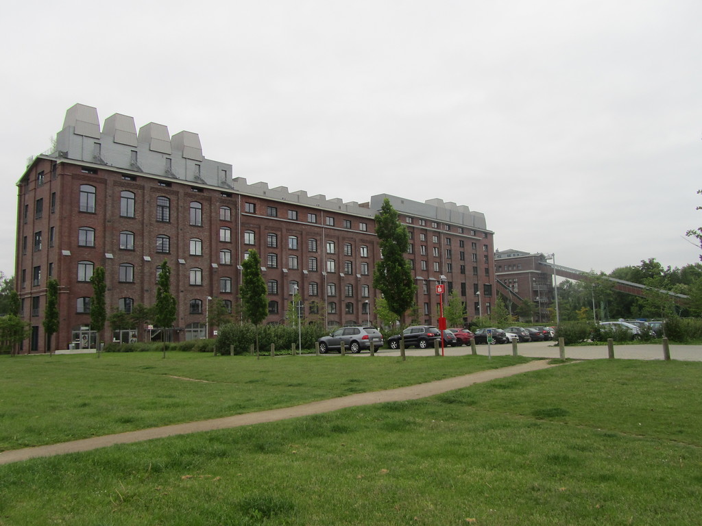 Das aus Backstein und Stahlfachwerk errichtete Pressen- und Trockenhaus der Brikettfabrik Carl in Frechen wird heute zu Wohnzwecken genutzt (2014).