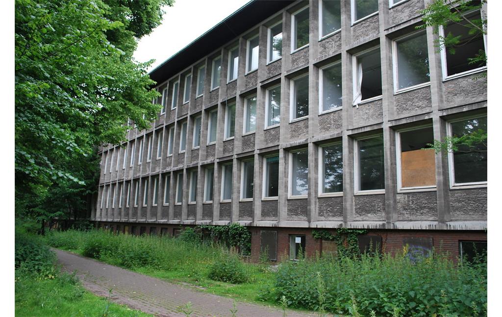Das Verwaltungsgebäude von 1903 wurde nach dem Zweiten Weltkrieg um einen Neubau im Stil des Funktionalismus erweitert (2015).
