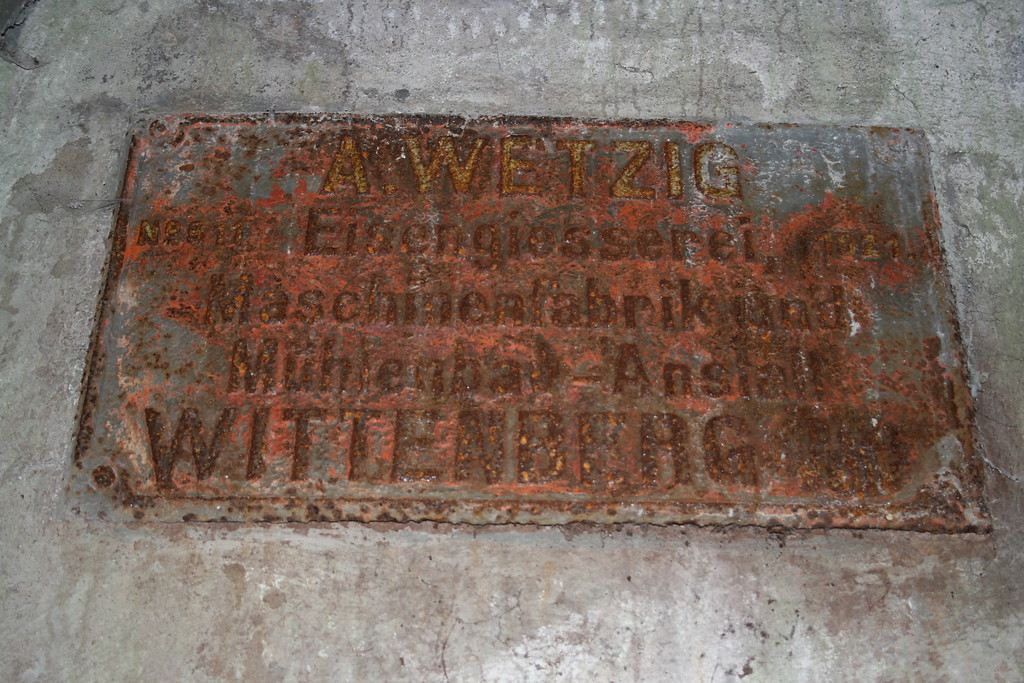 Alte Generatorhalle: Schild der 'WETZIG Eisengiesserei, Maschinenfabrik und Mühlenbau-Anstalt, Wittenberg' (2013)