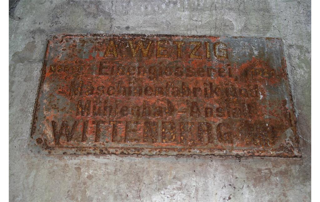 Alte Generatorhalle: Schild der 'WETZIG Eisengiesserei, Maschinenfabrik und Mühlenbau-Anstalt, Wittenberg' (2013)
