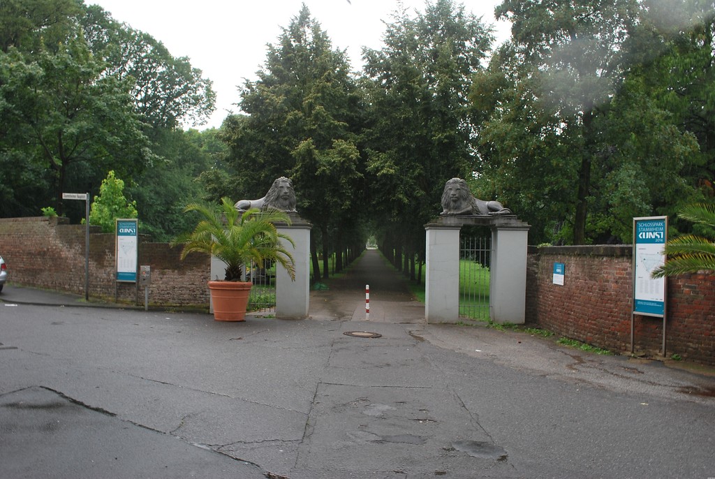 Eingang zu dem von dem Gartenarchitekten Maximilian Friedrich Weyhe (1775-1846) gestalteten Schlosspark Stammheim mit liegenden Löwenfiguren und repräsentativer Allee (2014).