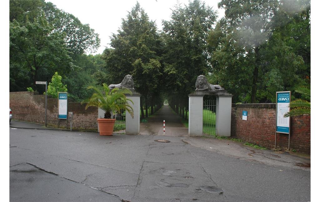 Eingang zu dem von dem Gartenarchitekten Maximilian Friedrich Weyhe (1775-1846) gestalteten Schlosspark Stammheim mit liegenden Löwenfiguren und repräsentativer Allee (2014).