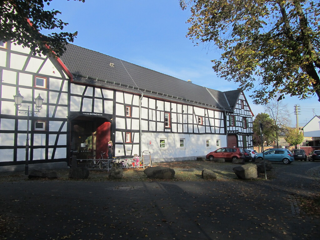 Die vierflügelige Fachwerkhofanlage Hof Raaf wurde Ende des 18. Jahrhunderts gegenüber der Rheinbacher Burganlage errichtet (2014)