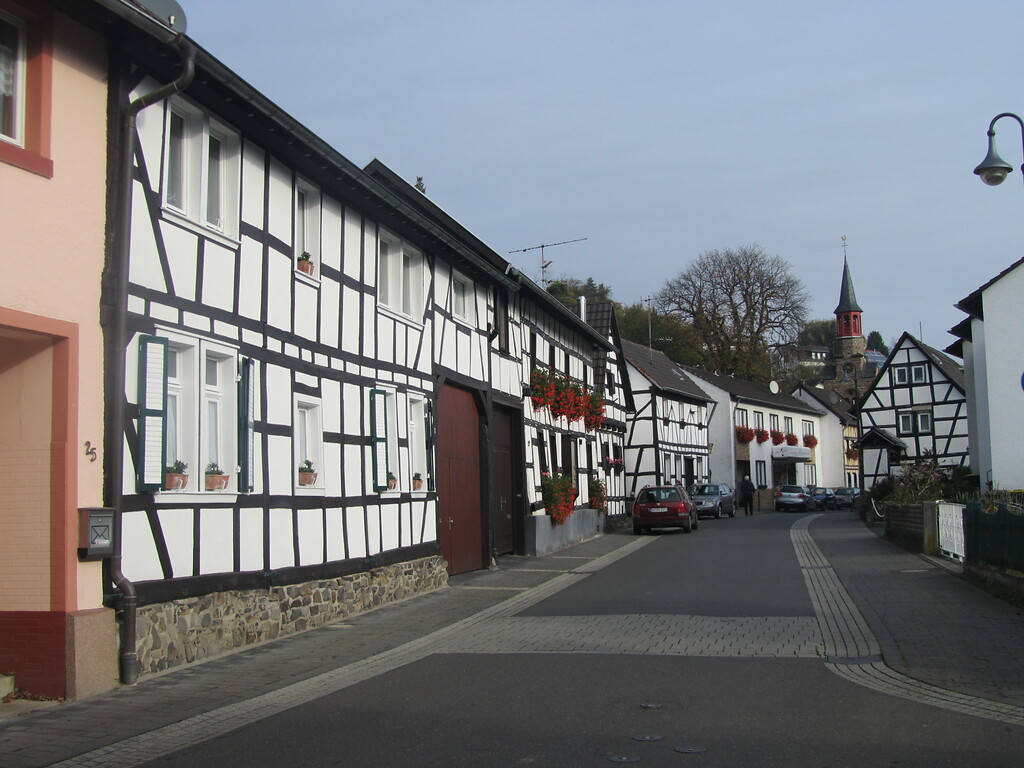 Fachwerkgebäude mit großen Hoftoren im historischen Ortskern von Pech (2014)