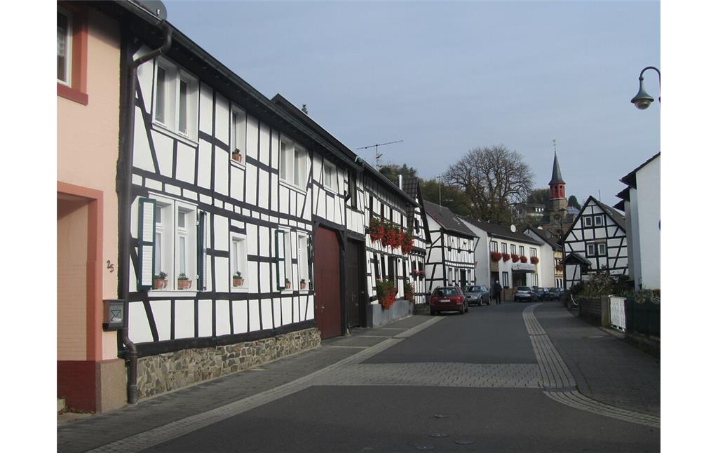 Fachwerkgebäude mit großen Hoftoren im historischen Ortskern von Pech (2014)
