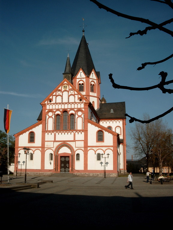 Westfassade der Pfarrkirche St. Peter am Kirchplatz in Sinzig (2003)
