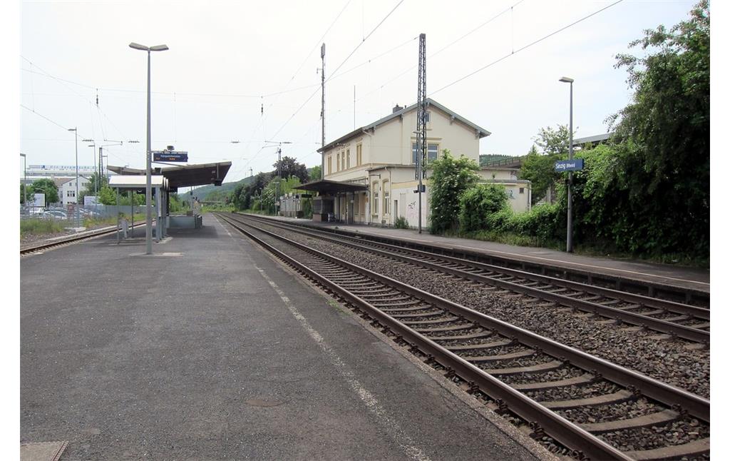 Bahnhofsgebäude und die Bahnsteige des Bahnhofs Sinzig, Blick nach Süden (2014)