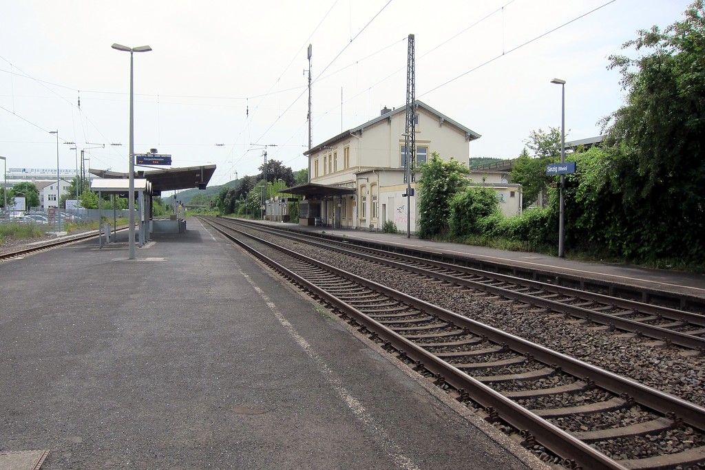 Bahnhofsgebäude und die Bahnsteige des Bahnhofs Sinzig, Blick nach Süden (2014)