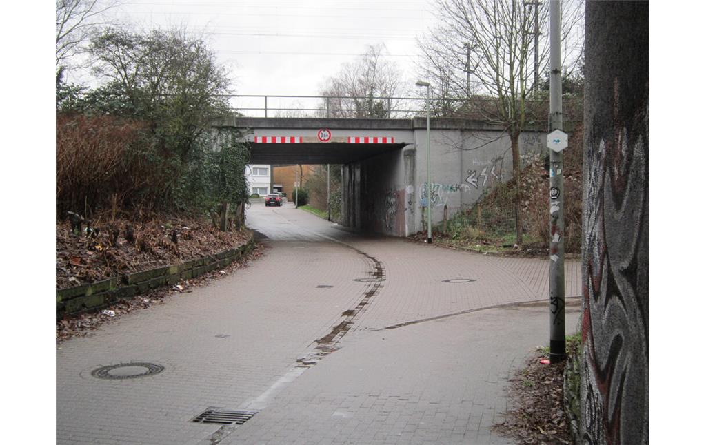 Brücke der Bahntrasse von Rheinhausen nach Kleve über die Straße Oberfeld in Duisburg-Trompet (2015)
