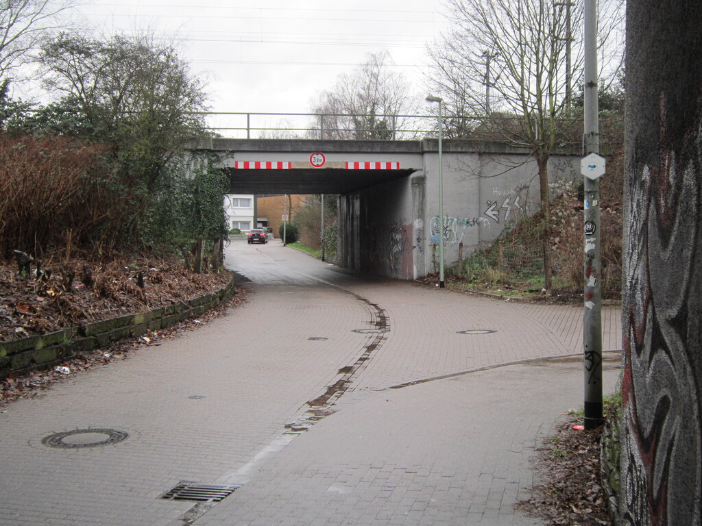 Brücke der Bahntrasse von Rheinhausen nach Kleve über die Straße Oberfeld in Duisburg-Trompet (2015)