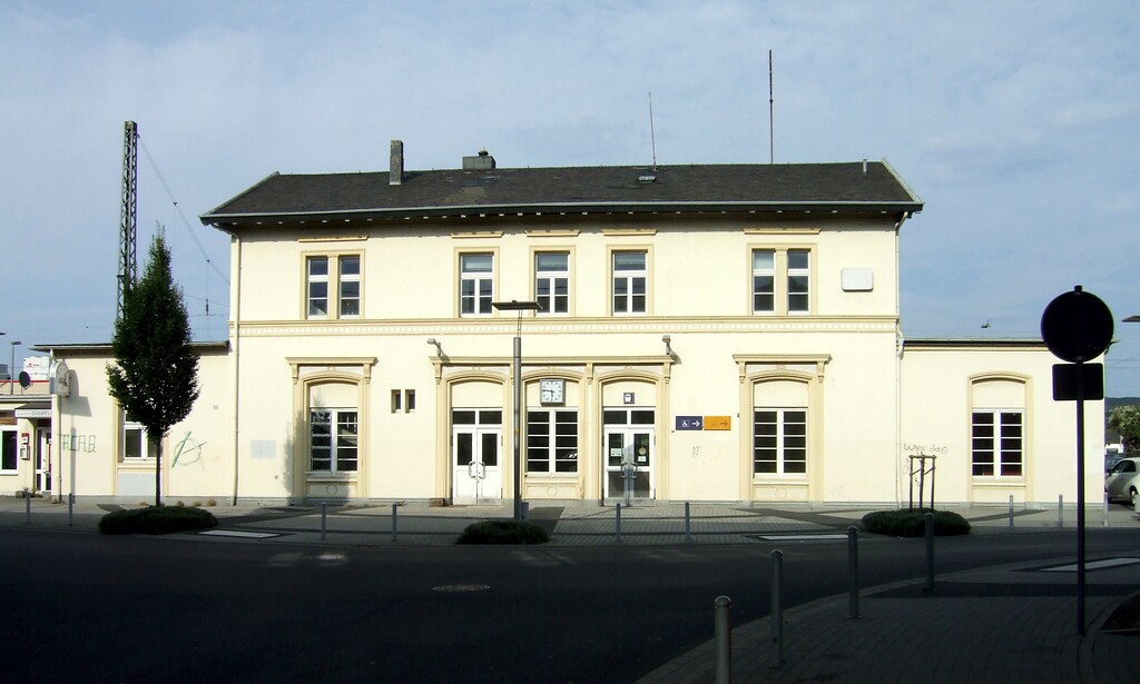 Empfangsgebäude des Bahnhofs Sinzig (2013)
