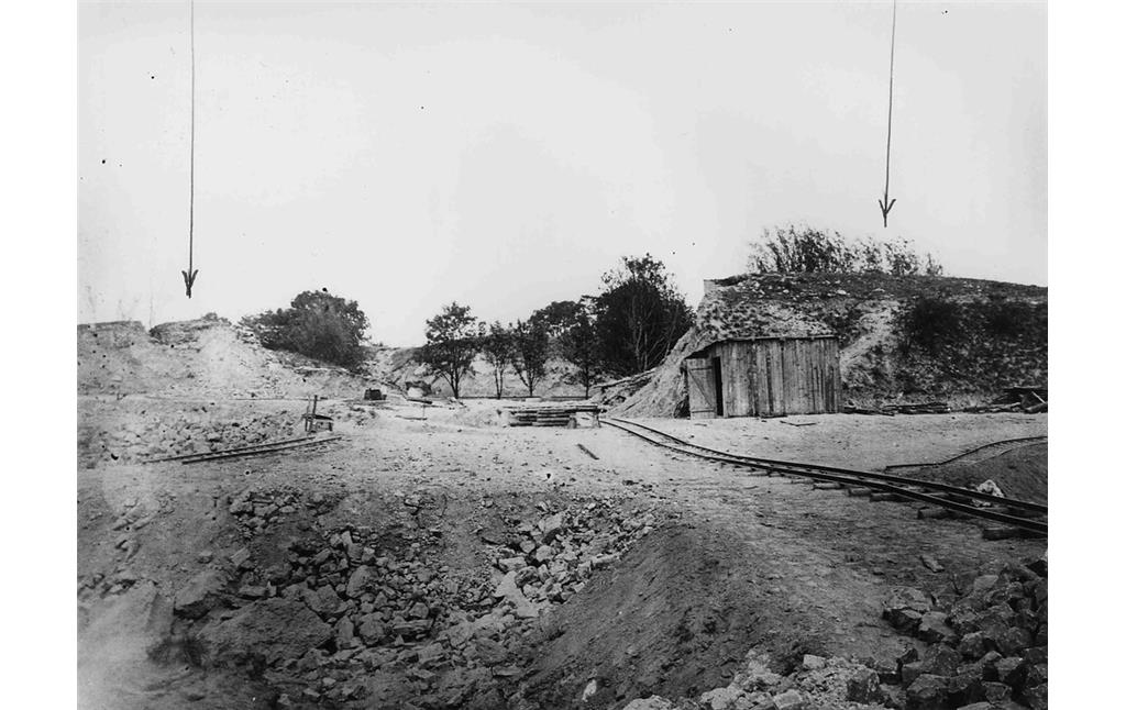 Um 1920 - Der Frontwall (rechts) ist noch erhalten, der Flankenwall (links) wird abgetragen