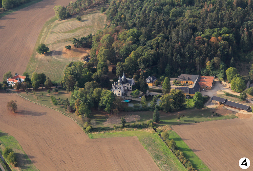 Luftbildaufnahme der Burg Kriegshoven mit Nordpfeil (2018)