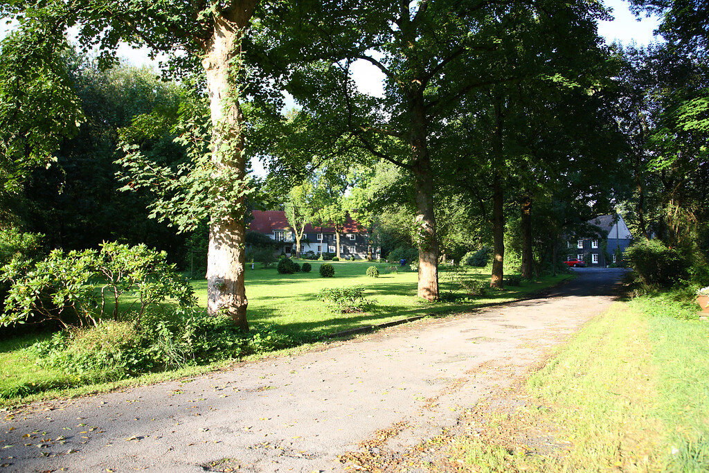 Blick entlang der Straße auf die verschieferten Häuser Nr. 2 und 1 in Niedernfeld (2008)