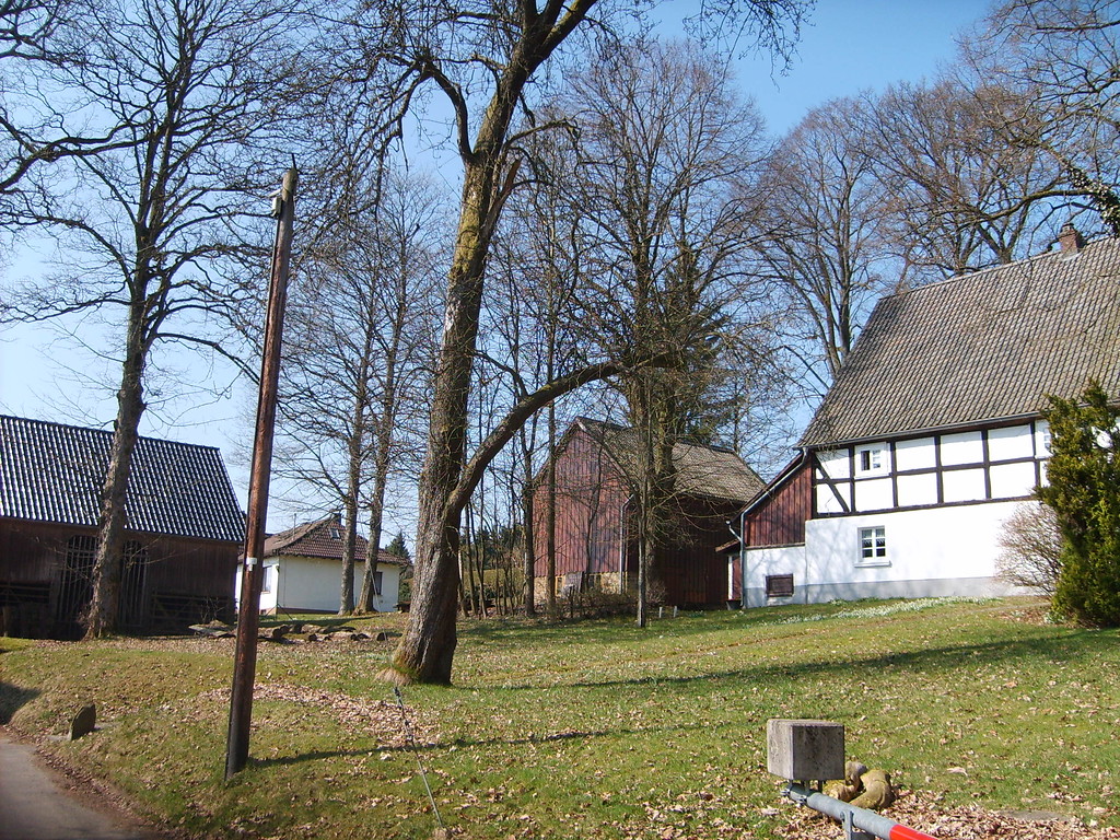 Historischer Ortskern in Wernscheid mit Fachwerkhaus und Scheunen (2009)