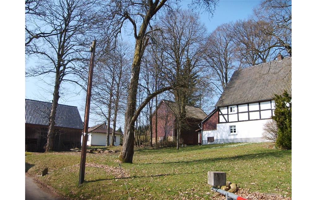 Historischer Ortskern in Wernscheid mit Fachwerkhaus und Scheunen (2009)