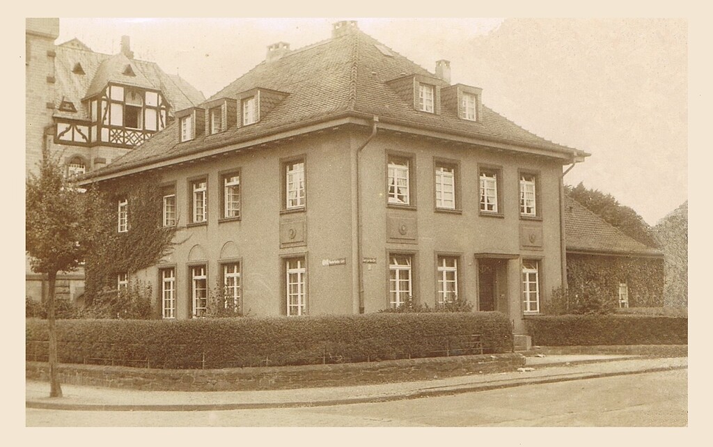 Undatierte historische Aufnahme (vor 1939): Das um 1920 für Angehörige der britischen Besatzungssoldaten erbaute Einfamilienhaus in der Köln-Riehler Tiergartenstraße 10. Im Hintergrund ist die Villa Wirtz am Niederländer Ufer Nr. 65-67 zu sehen (heute DEVK-Gelände).