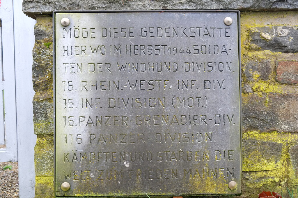 Bild 7: Rechts angebrachte Tafel im Eingangsbereich der sogenannten "Windhund-Anlage" neben der Kriegsgräberstätte Vossenack (Aufnahme vom 27.01.2015).