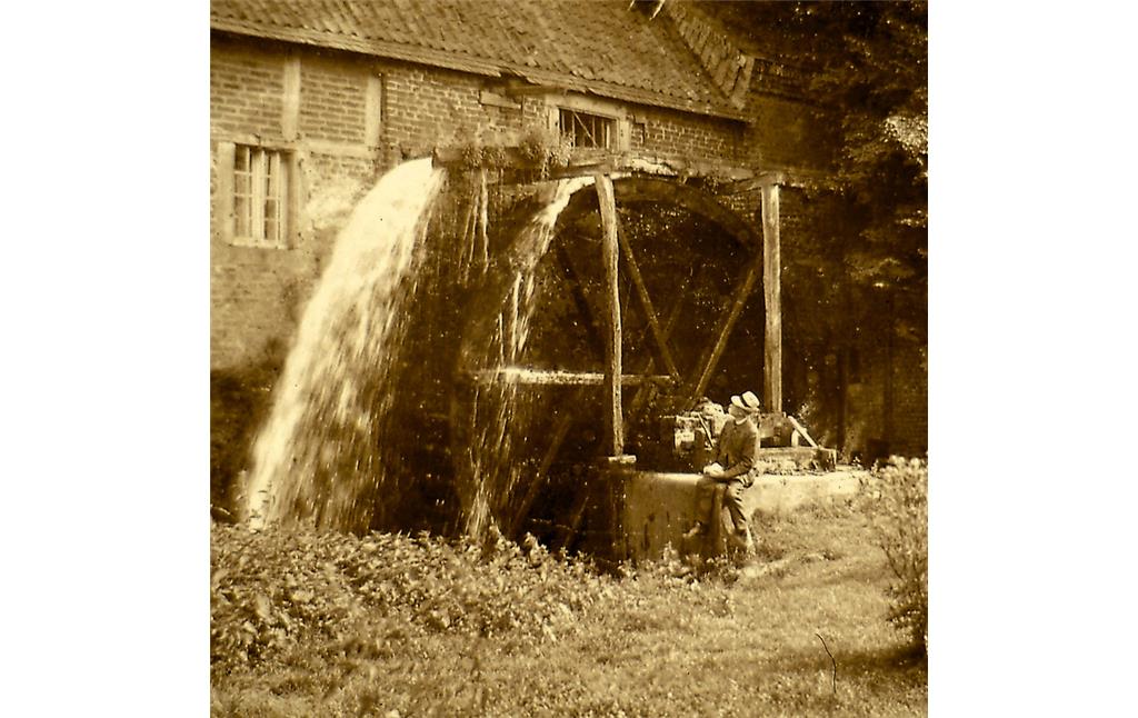 Abbildung 3: Oberschlägige Sintherner Talmühle (sitzend: Lehrer Esser) (1929)