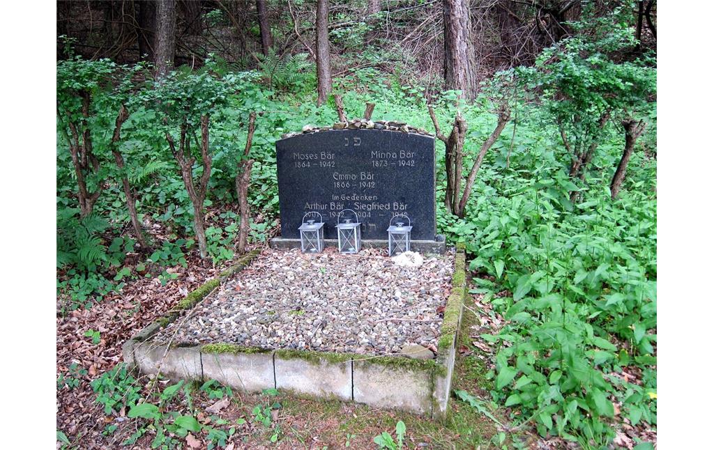 Grabstelle der Familie Bär auf dem zwischen Waldrand und Kreisstraße gelegenen jüdischen Friedhof oberhalb von Dernau im Ahrtal (2015).