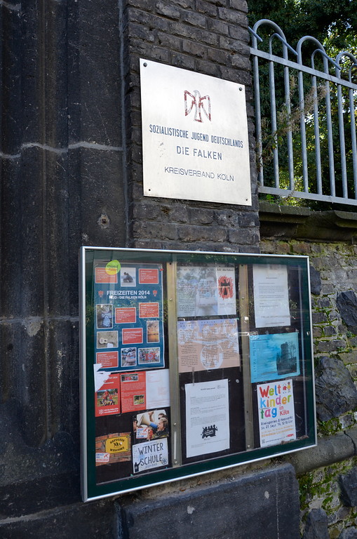 Schild der sozialistischen Jugend "Die Falken" und Informationsglaskasten am Eingangstor zur Bottmühle in Köln (2014)