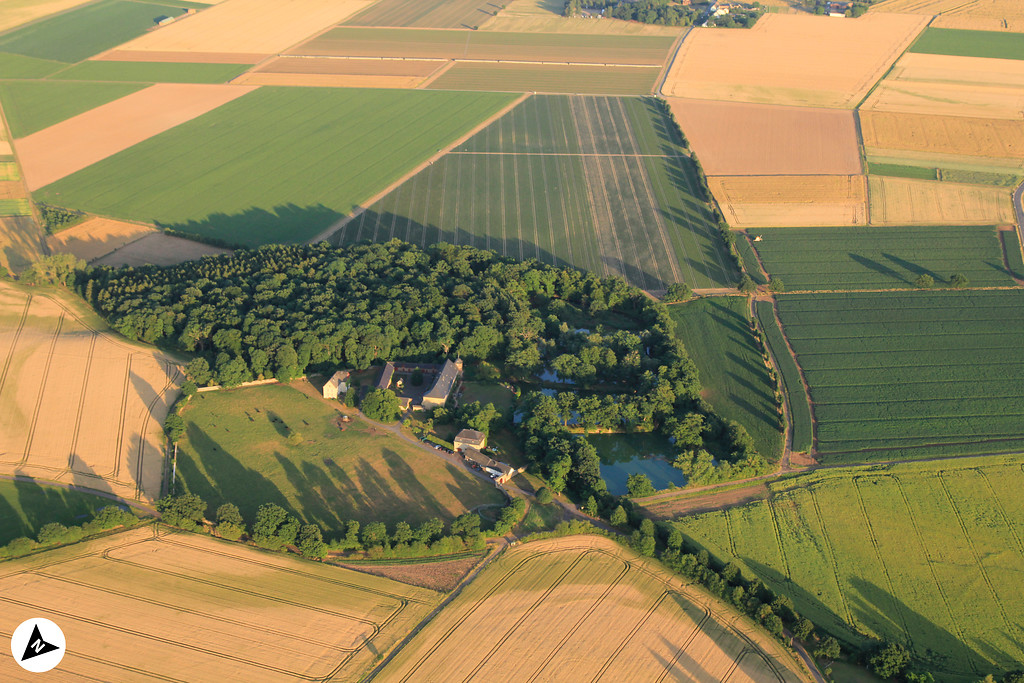 Luftbildaufnahme auf Gut Capellen in Dünstekoven mit Nordpfeil (2017)