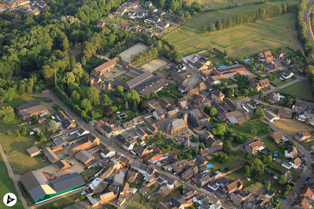 Luftbildaufnahme von Sievernich mit Burg mit Nordpfeil (2017)