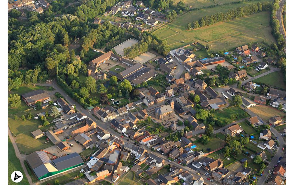 Luftbildaufnahme von Sievernich mit Burg mit Nordpfeil (2017)