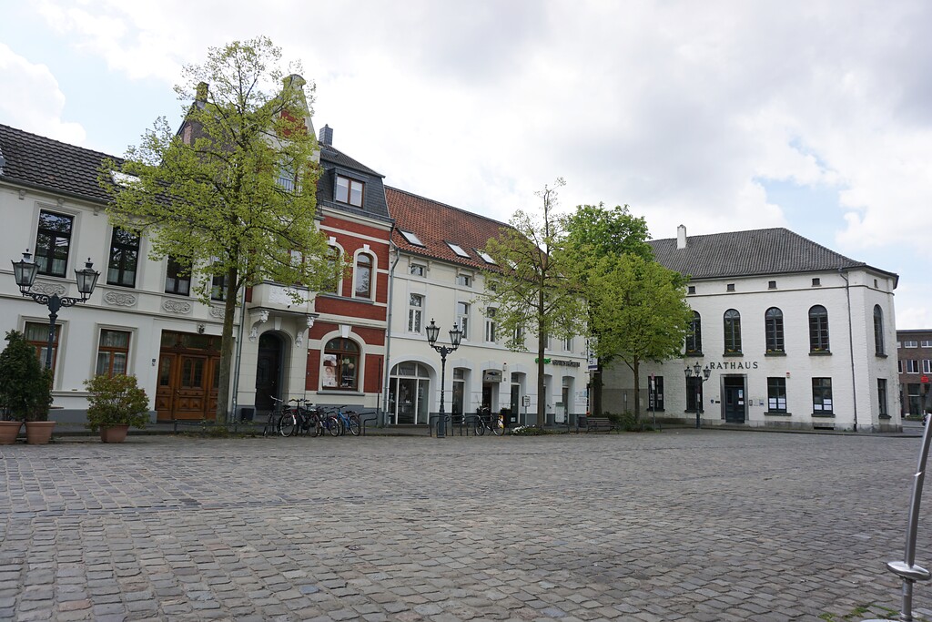 Historischer Ortskern Hüls (2021). Blick über den Marktplatz auf das Rathaus von 1845/1846.