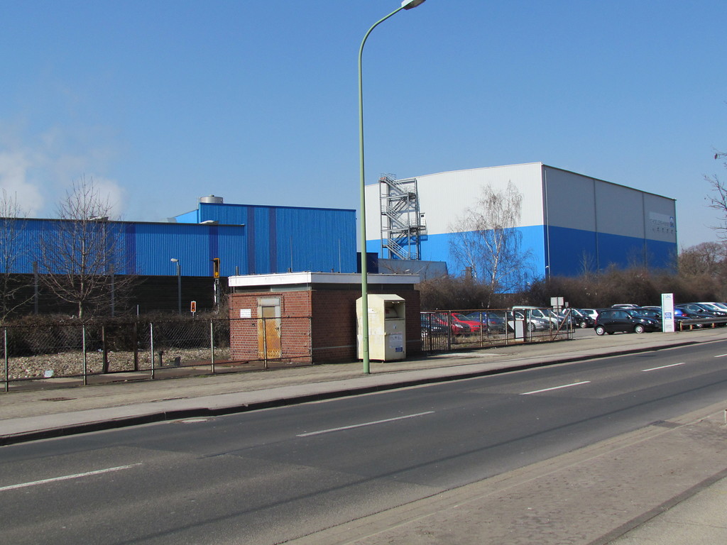 Straßenfront der Papierfabrik Schoellershammer  von der Kreuzauer Straße gesehen
