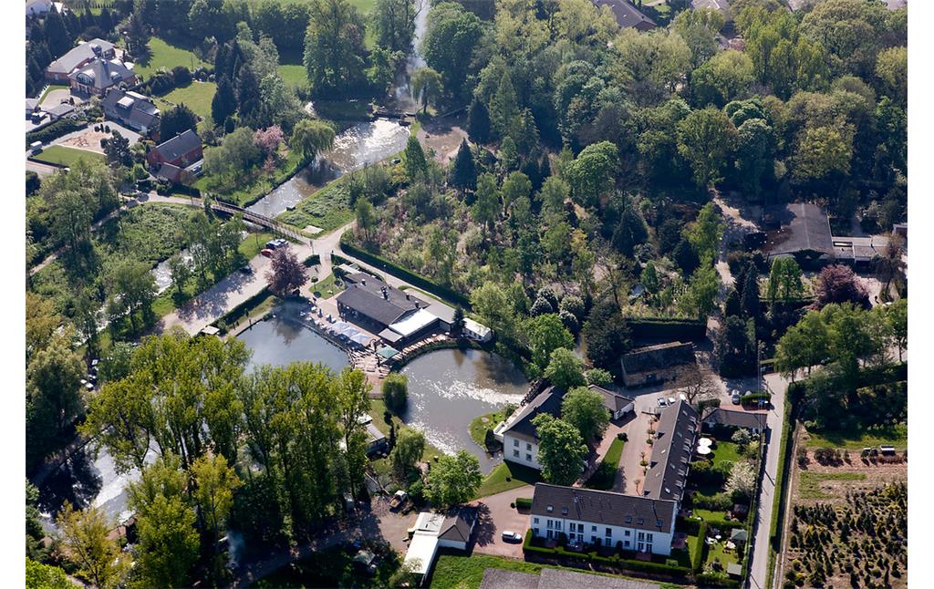 Luftbild der Zievericher Mühle mit Stauteich (Mitte), Angelpark und Erft (links), Bergheim (2009)